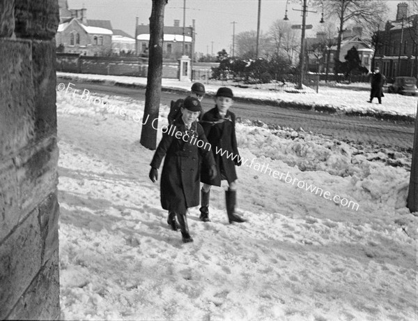 FALLS ROAD SCHOOLBOYS IN SNOW